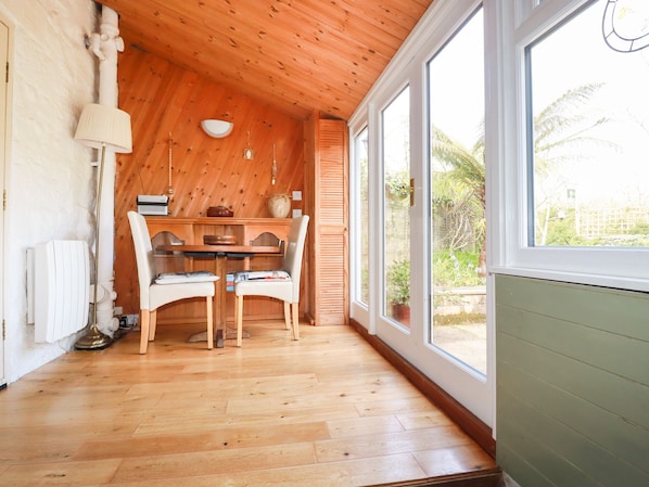 ChaumiÚre | Cuisine privée | Réfrigérateur, four à micro-ondes, surface de cuisson, lave-vaisselle