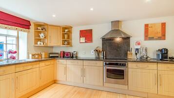 Feriehus | Privat køkken | Kogeplade, opvaskemaskine, højstol, køkkentøj/tallerkener/redskaber