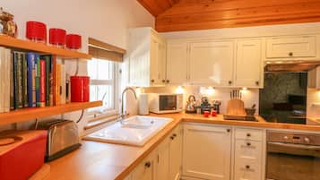 Cottage | Privékeuken | Een koelkast, een magnetron, een kookplaat, een vaatwasser