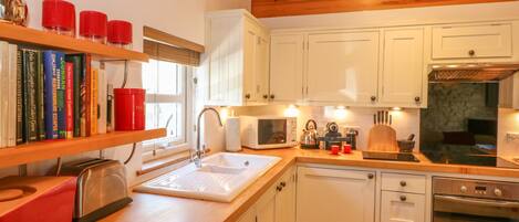 Cottage | Private kitchen | Fridge, microwave, stovetop, dishwasher