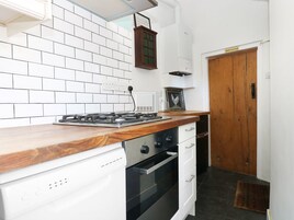Cottage | Private kitchen | Microwave, stovetop, dishwasher, electric kettle