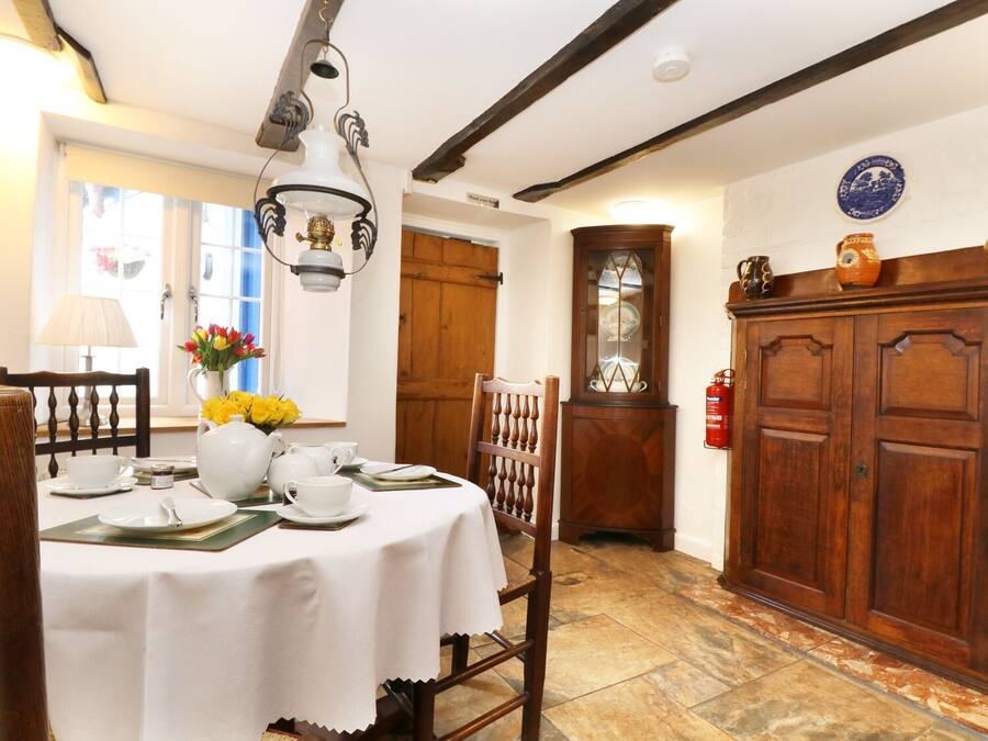 Cottage | Privékeuken | Een magnetron, een kookplaat, een vaatwasser, een waterkoker
