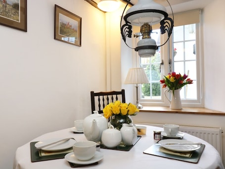 Cottage | Dining