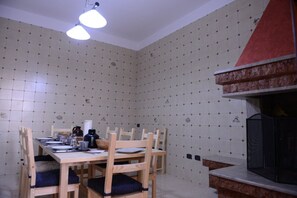 Termasuk sarapan masakan tempatan setiap hari 