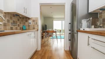Cottage | Private kitchen | Dishwasher, electric kettle, toaster, high chair