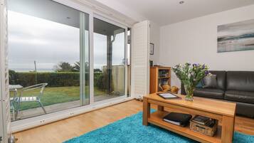 Cottage | Living area | TV