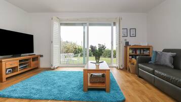 Cottage | Living area | TV