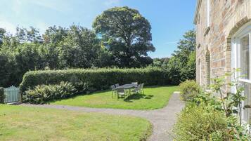Cottage | Outdoor dining