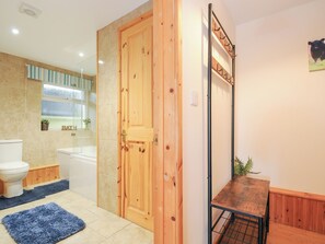 Cottage | Badkamer | Een douche, een haardroger