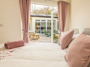 3 bedrooms, individually decorated, individually furnished, free WiFi