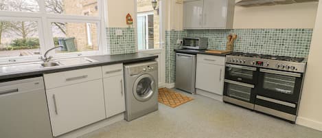 Cottage | Private kitchen | Stovetop, dishwasher, highchair, cookware/dishes/utensils