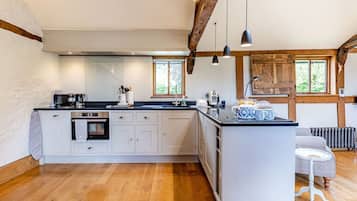 Cottage | Private kitchen | Fridge, microwave, stovetop, dishwasher