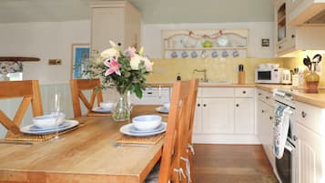 Cottage | Private kitchen | Dishwasher, electric kettle, high chair, cookware/dishes/utensils