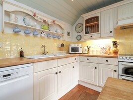 Casa de campo | Cocina privada | Lavavajillas, hervidor eléctrico, trona infantil y utensilios de cocina