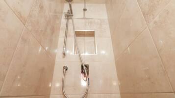 Cottage | Kamar mandi | Shower