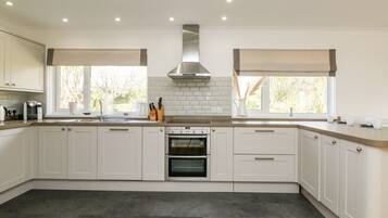 Cottage | Private kitchen | Stovetop, dishwasher, high chair, cookware/dishes/utensils