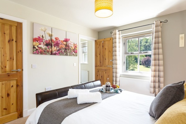 Cottage | 4 bedrooms, WiFi (free), individually decorated, individually furnished