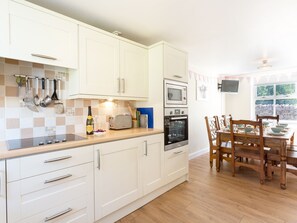 Cottage | Private kitchen | Fridge, dishwasher, toaster, highchair - 1 Springwater View (Barnard Castle)
