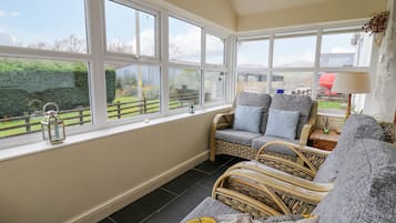Cottage | Living area | TV