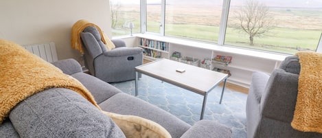 Cottage | Living area | TV