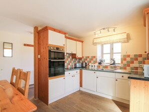 Refrigerador, lavavajillas, silla alta para bebés, utensilios de cocina
