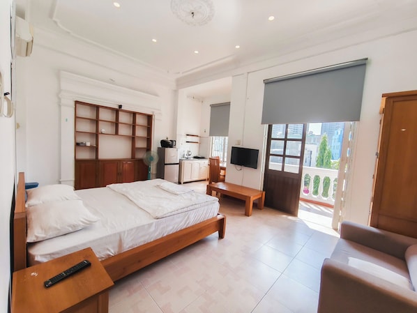 Studio Premium, 1 très grand lit, balcon | 1 chambre, bureau, rideaux occultants, fer et planche à repasser