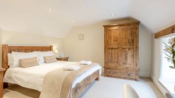 Cottage | 2 bedrooms, individually decorated, individually furnished, free WiFi