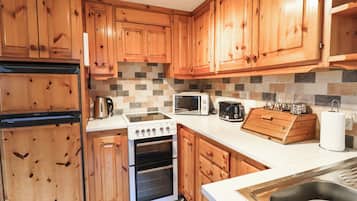 Cottage | Private kitchen | Dishwasher, cookware/dishes/utensils