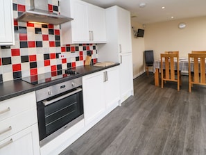 Ferienhaus | Eigene Küche | Kühlschrank, Geschirrspüler, Hochstuhl, Kochgeschirr/Geschirr/Besteck