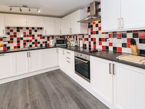Ferienhaus | Eigene Küche | Kühlschrank, Geschirrspüler, Hochstuhl, Kochgeschirr/Geschirr/Besteck