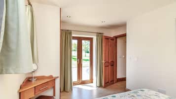 Cottage | 2 bedrooms, individually decorated, individually furnished, free WiFi