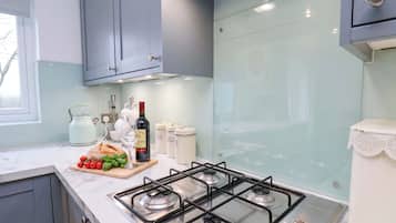 Cottage | Dapur peribadi | Peti sejuk, mesin basuh pinggan mangkuk, kerusi tinggi