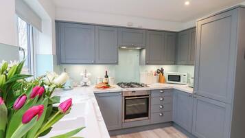 Cottage | Dapur pribadi | Lemari es, mesin pencuci piring, dan kursi makan untuk bayi