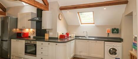 Cottage | Private kitchen | Dishwasher, cookware/dishes/utensils