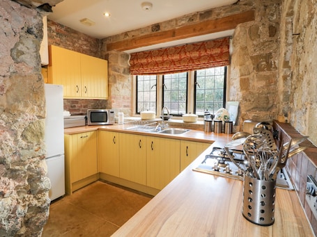 Cottage | Private kitchen | Stovetop, dishwasher, highchair, cookware/dishes/utensils