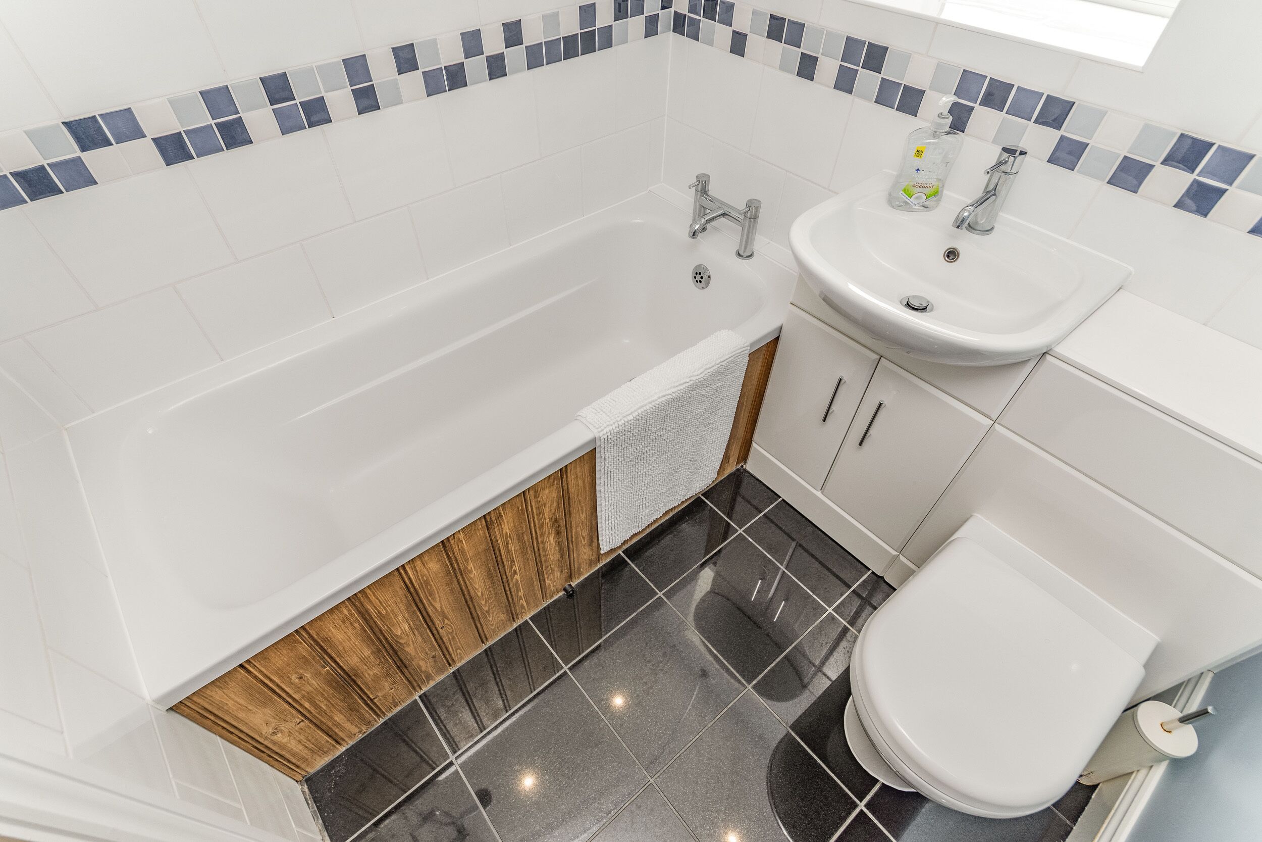 Une salle de bain moderne avec une baignoire, un lavabo et des toilettes.