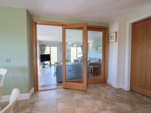 Cottage | Living area | TV