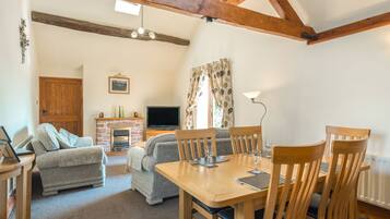 Cottage | Living room | TV, fireplace, DVD player