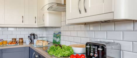 Refrigerador, microondas, placa de cocina, lavavajillas