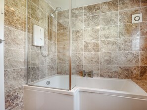 Cottage | Bathroom | Shower, hair dryer