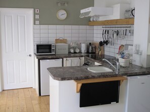 Cottage | Private kitchen | Fridge, microwave, stovetop, dishwasher - Garden Cottage (Penzance)