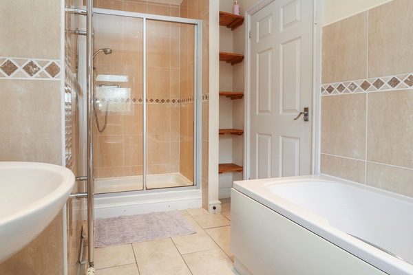 Cottage | Bathroom | Shower, hair dryer