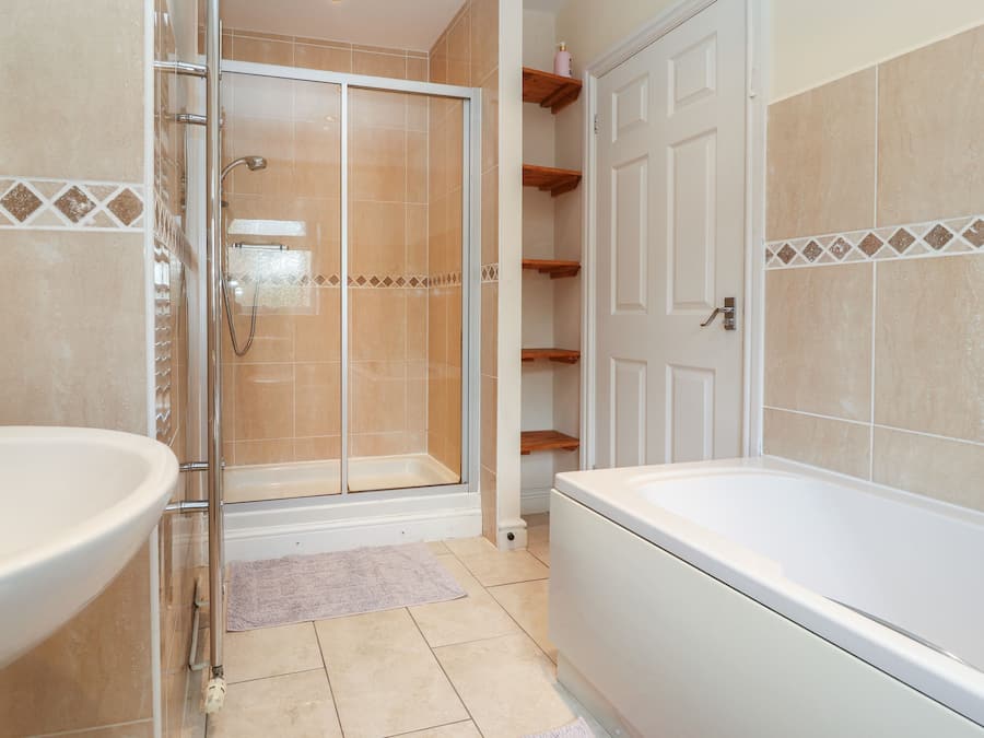 Cottage | Bathroom | Shower, hair dryer