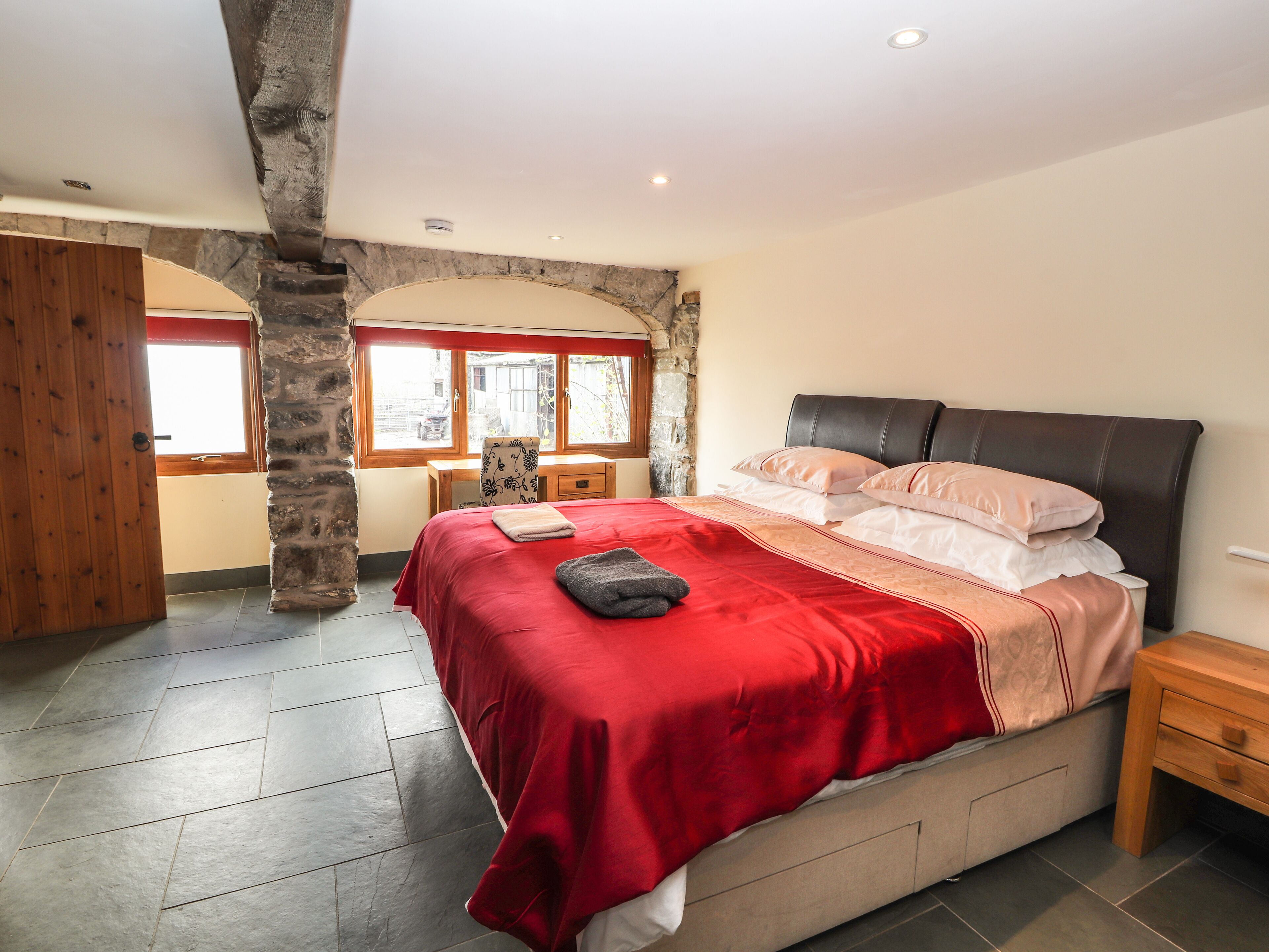 Cottage | 8 bedrooms, individually decorated, individually furnished, free WiFi