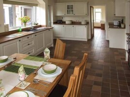 Cottage | Private kitchen | Fridge, microwave, stovetop, dishwasher