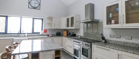 Cottage | Cucina privata | Frigorifero, microonde, piano cottura, lavastoviglie