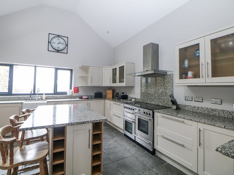 Refrigerador, microondas, placa de cocina, lavavajillas