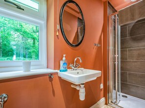 Cottage | Bathroom | Shower - Chasewoods Farm Cottage (Marlborough)