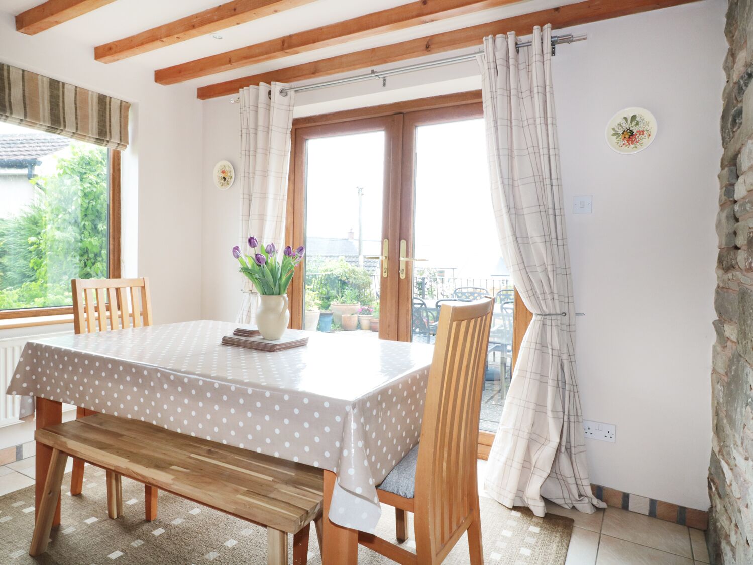 Cottage | Privékeuken | Een microgolfoven, een kookplaat, een vaatwasser, een kinderstoel