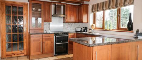 Cottage | Private kitchen | Microwave, stovetop, dishwasher, highchair